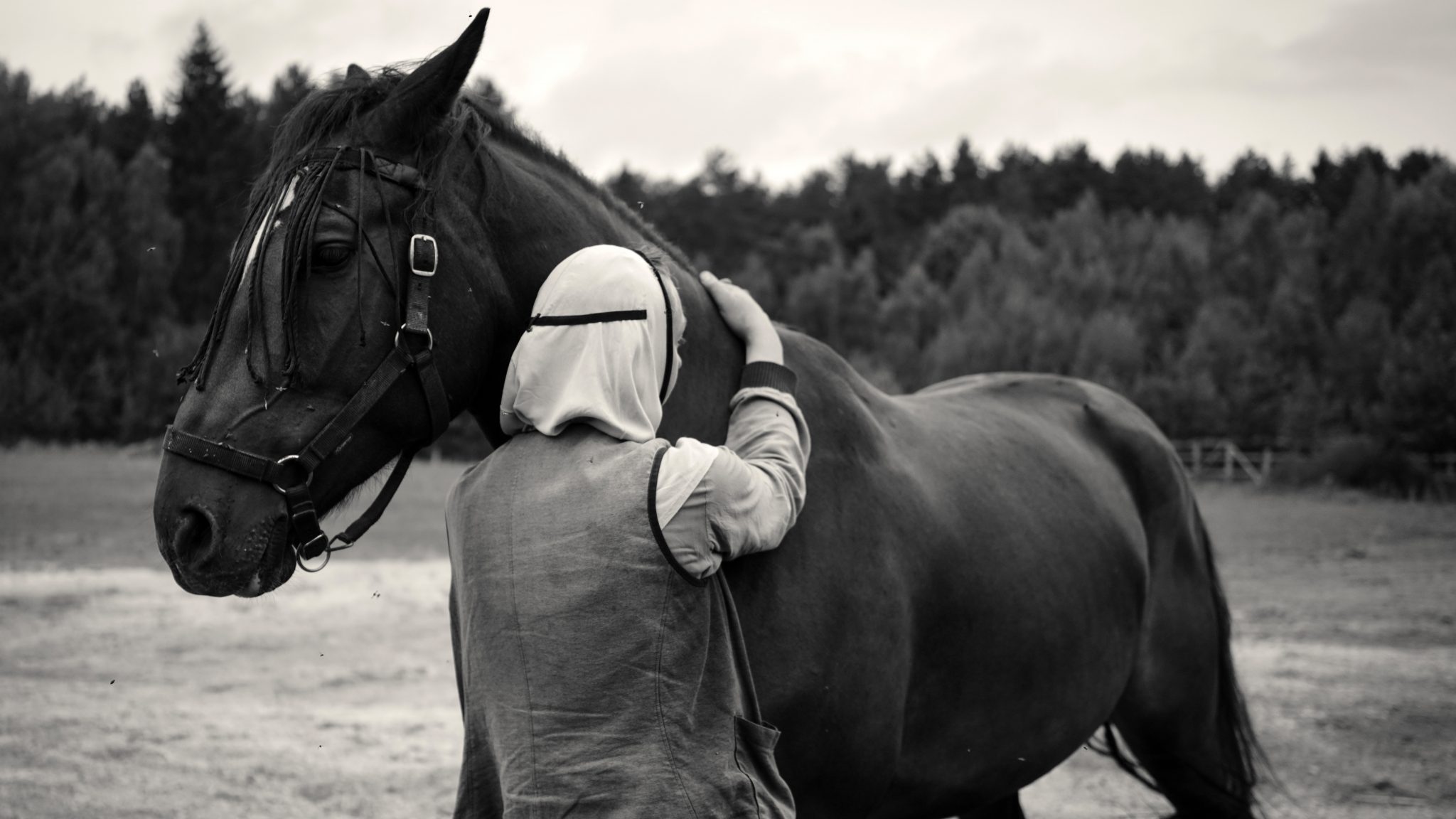 Sony World Photography Ödüllerinden Çarpıcı Fotoğraflar 2 Alys Tomlinson (2018 Photographer of the Year and 1st Place, Professional Discovery category) has used the Sony Grant to create a series called Vera, which was developed from her award-winning series, Ex-Voto. In this further body of work, she uses film and photography to focus on the fascinating story of a Belarusian nun. Living in a rural convent, Vera has an intense and spiritual connection with the wild horses she looks after on the convent's farm. Other duties include teaching vulnerable men and women (including drug addicts, ex-convicts, domestic abuse survivors and the homeless) new skills, to help them recuperate and find purpose in life. Influenced by Polish and Russian filmmakers, Tomlinson intimately explores Vera's story using personal accounts and drawing on history, tradition and the power of faith.Describing her work, Tomlinson says "The Sony Grant enabled me to travel to Belarus to document life inside a convent with Sr. Vera (featured in my series 'Ex-Voto'). It was a fascinating experience and I was given access to a world often hidden from view. The Grant has given me freedom to experiment with digital and moving image, allowing me to develop my practice and challenge myself creatively"