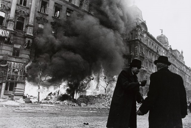 Tarihsel Gerçeklikte Fotoğraf Bir Manipüledir: Yengeny Khaldei 11 Khaldei Yevgeny 1940 budapeşte