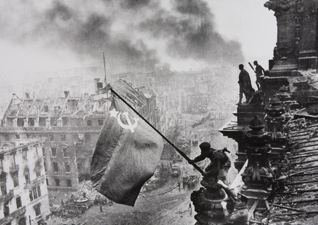 Tarihsel Gerçeklikte Fotoğraf Bir Manipüledir: Yengeny Khaldei 5 Khaldei Yevgeny 1945 SG 5 1 Edit 1
