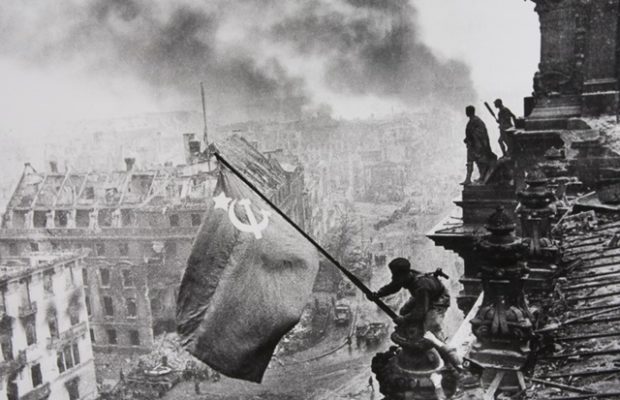 Tarihsel Gerçeklikte Fotoğraf Bir Manipüledir: Yengeny Khaldei 1 Khaldei Yevgeny 1945 SG 5 1 Edit
