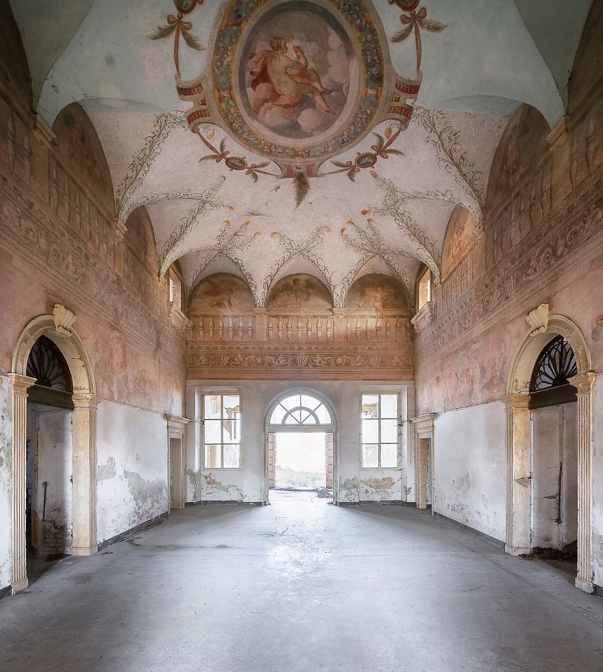 Breathtaking Abandoned Paintings I Photographed in Italy 5c8aaddb25750 880