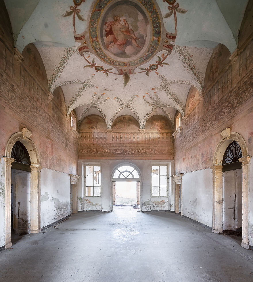 Roman Robroek : Terk edilmiş İtalyan freskleri 17 Breathtaking Abandoned Paintings I Photographed in Italy 5c8aaddb25750 880