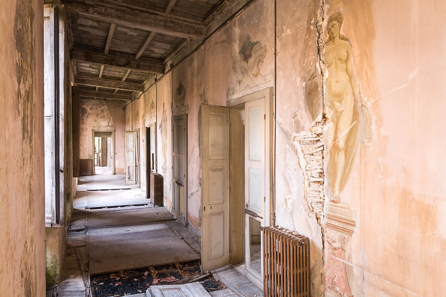 Breathtaking Abandoned Paintings I Photographed in Italy 5c8b70124f5db 880