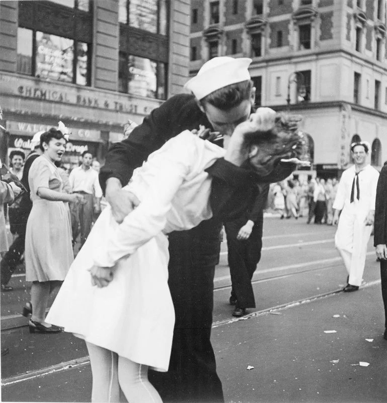 S&B Fotoğraflarını Renklendirmek için AI Kullanıyor 10 Kissing the War Goodbye 769x800 1
