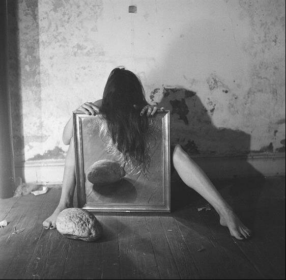 Sonsuzluk Kadrajında Kayıp Bir Beden: Francesca Woodman 7 SONSUZLUK KADRAJINDA KAYIP BİR BEDEN.. FRANCESCA WOODMAN 3