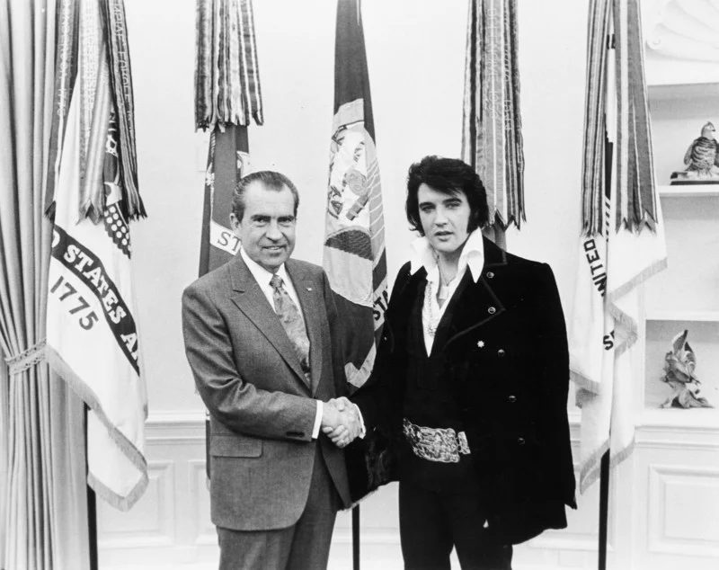 S&B Fotoğraflarını Renklendirmek için AI Kullanıyor 8 elvis presley president nixon gettyimages 3072025 800x634 1