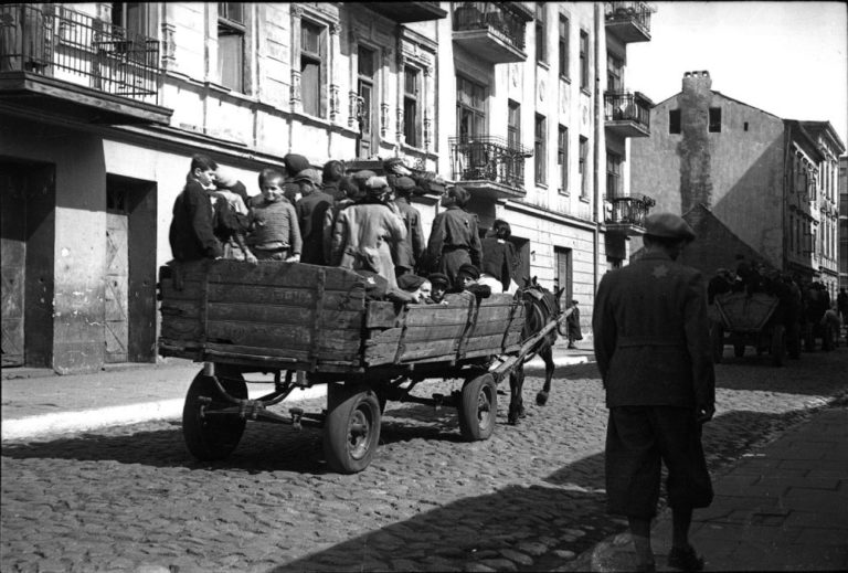Henryk Ross : Gettoda Fotoğrafçı Olmak 6 0327 Lodz Ghetto Henryk Ross04 1000x676 768x519 1