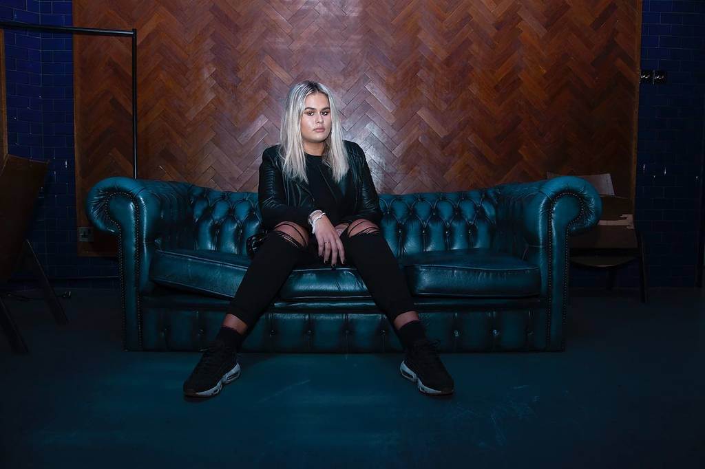 Ruby Steele : Kanepelerde Kadın Portreleri 19 Image17