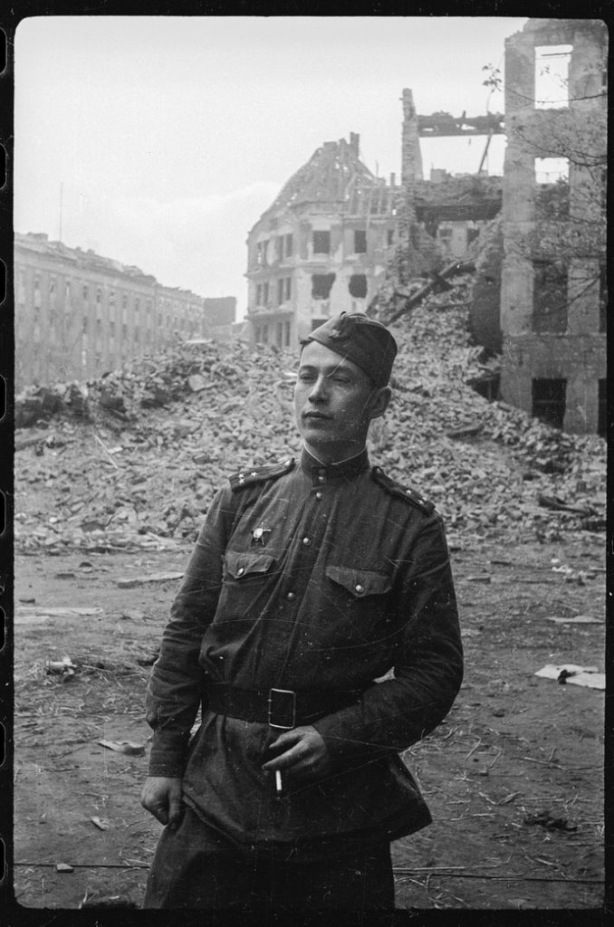 Valery Faminsky : Propagandadan Uzak Gerçekçi Bir Göz 2 Berlin portraits AB 09 678x1024 1