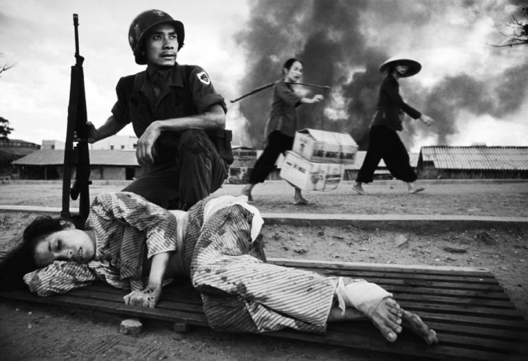 10 famous black and white photojournalists Philip Jones Griffiths 768x525 1