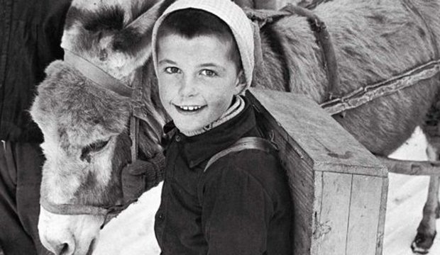 Pepi Merisio : Yalın Bir Dünyanın kapılarını Aralayan Sanatçı 2 Pepi Merisio La cartella di legno a Livigno Sondrio 1961 Image via pinterest 555x312 1 620x360 1