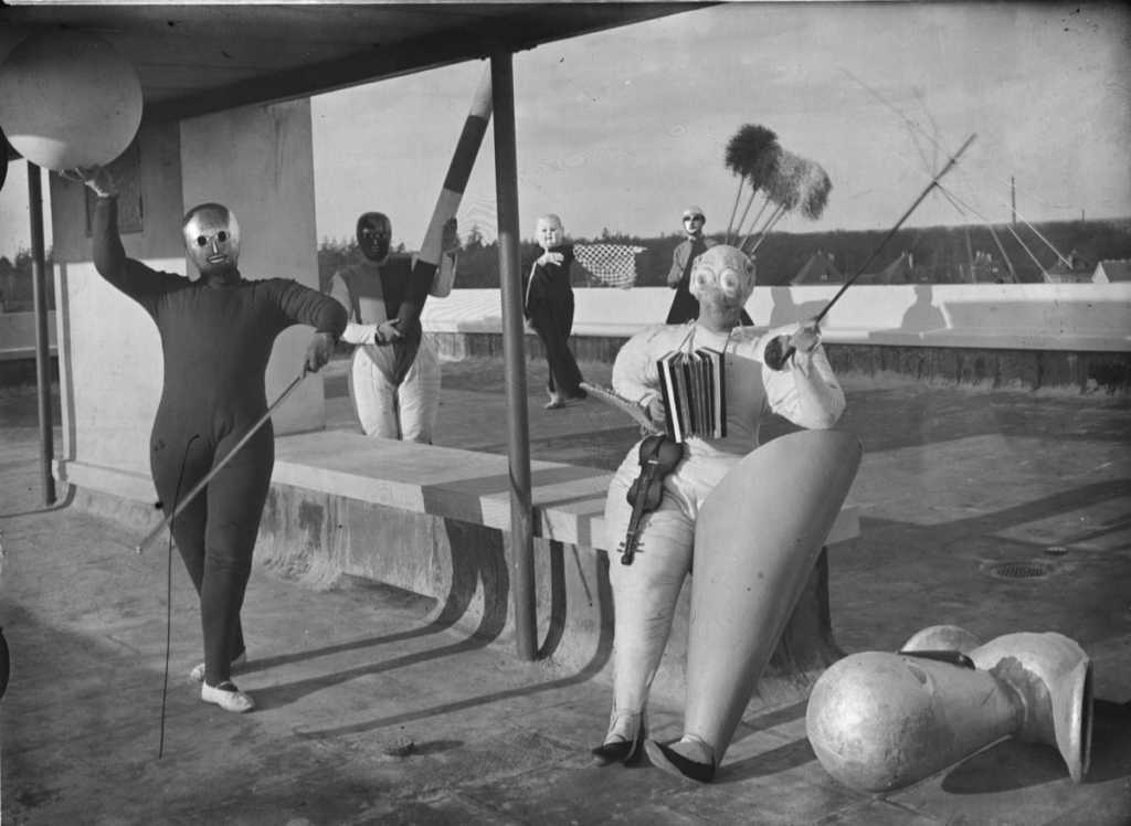“Pantomime Treppenwitz” produced by Oskar Schlemmer with left to right Werner Siedhoff Oskar Schlemmer Roman Clemens and Andor Weininger 1927. Photo Erich Consemüller 1200x877 1
