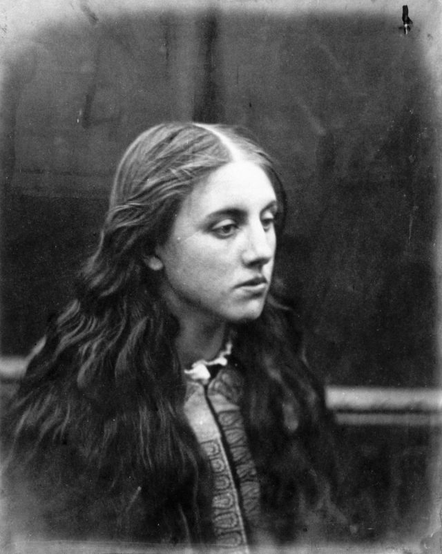 Julia Margaret Cameron’un Victoria Dönemi Portre Fotoğrafları 6 1865 22Suspense22 an allegorical portrait of Kate Dore. 640x802 2