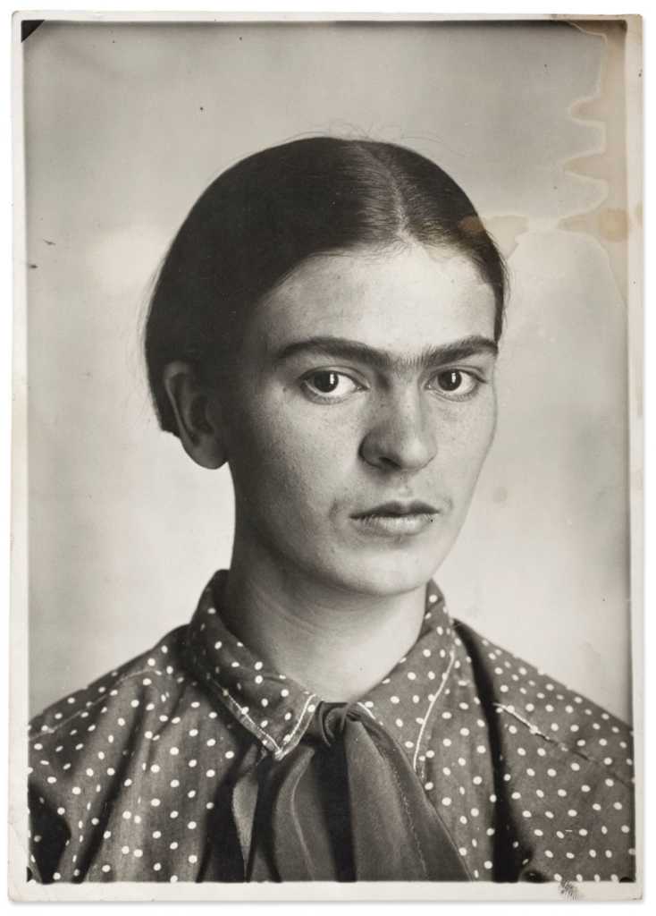Frida Kahlo’nun Fotoğraf Albümü - Evde eşi Diego Rivera ile 3 Frida Kahlo by Guillermo Kahlo 1926 1200x1674 1