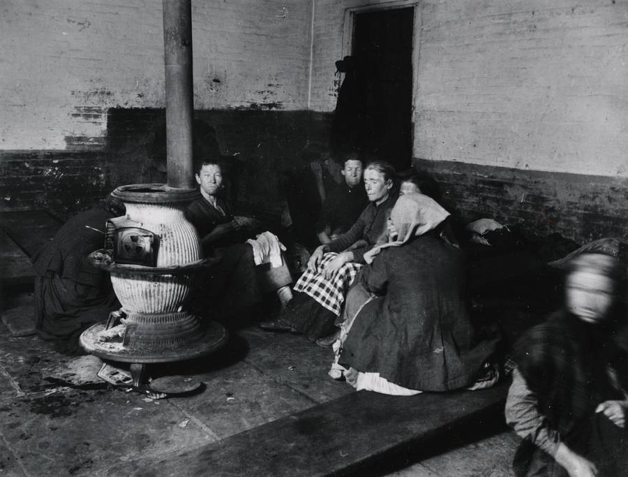 Jacob Riis : How the Other Half Lives 27 female lodgers in police station