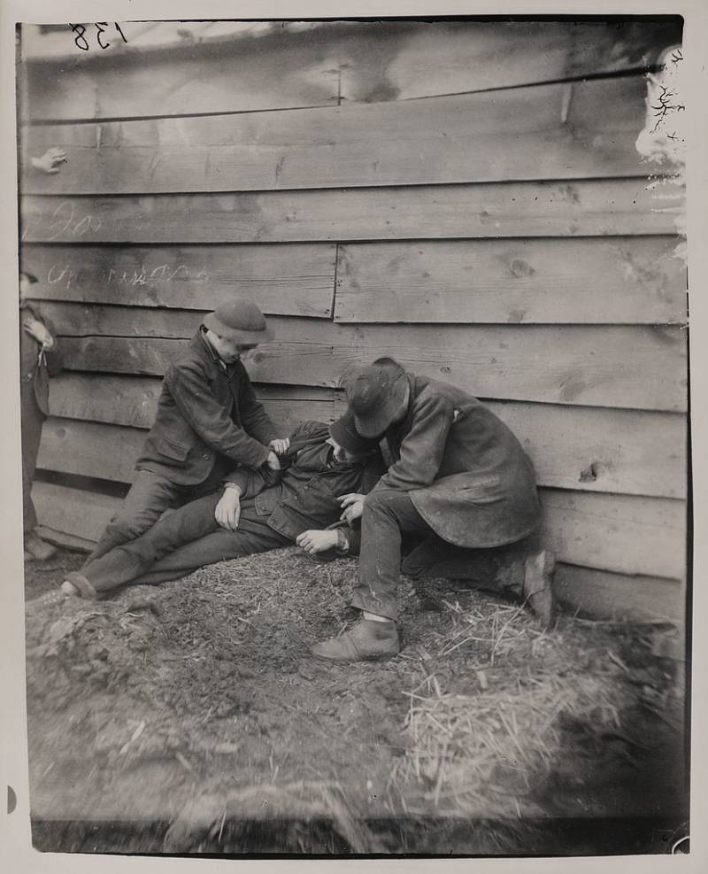 Jacob Riis : How the Other Half Lives 17 growler gang at work