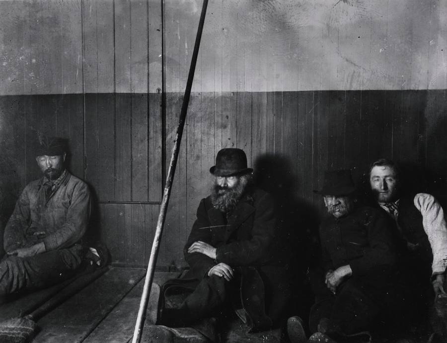 Jacob Riis : How the Other Half Lives 23 men leaning against wall