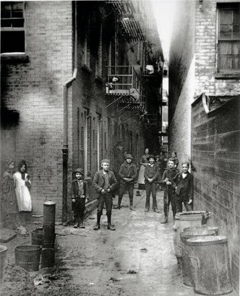 Jacob Riis : How the Other Half Lives 18 mullens alley