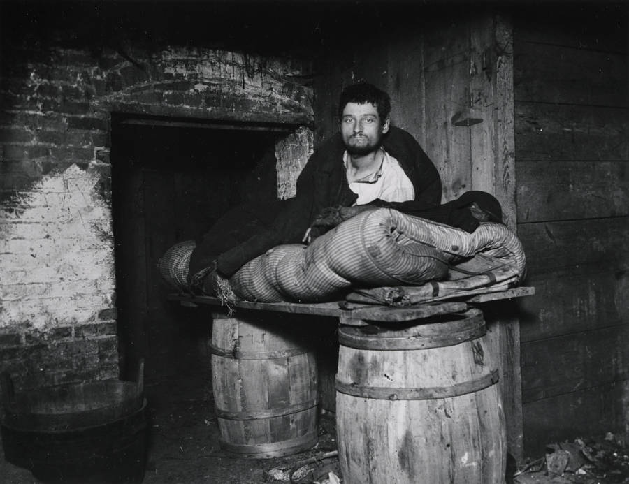 Jacob Riis : How the Other Half Lives 10 pedlar in basement