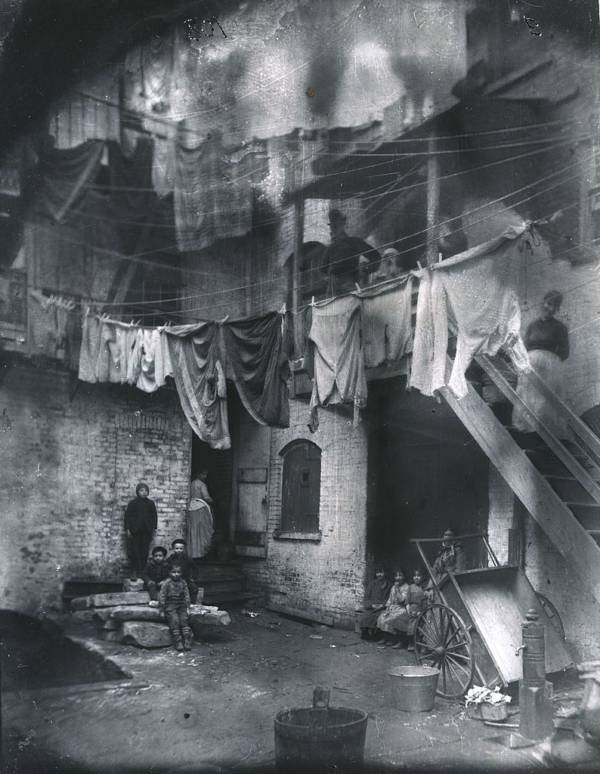 Jacob Riis : How the Other Half Lives 30 people in alleyway
