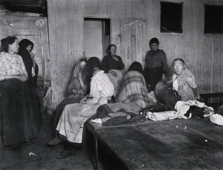 Jacob Riis : How the Other Half Lives 31 police station lodgers