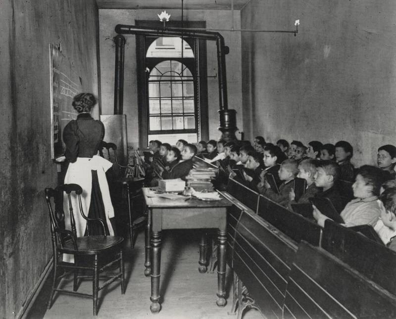 Jacob Riis : How the Other Half Lives 15 poor children in class