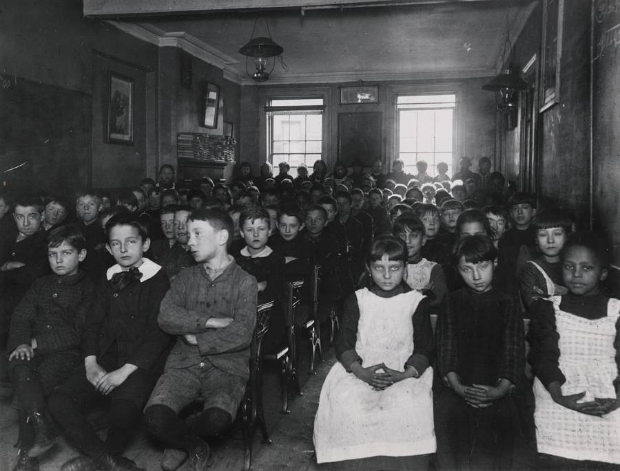 Jacob Riis : How the Other Half Lives 32 seated children
