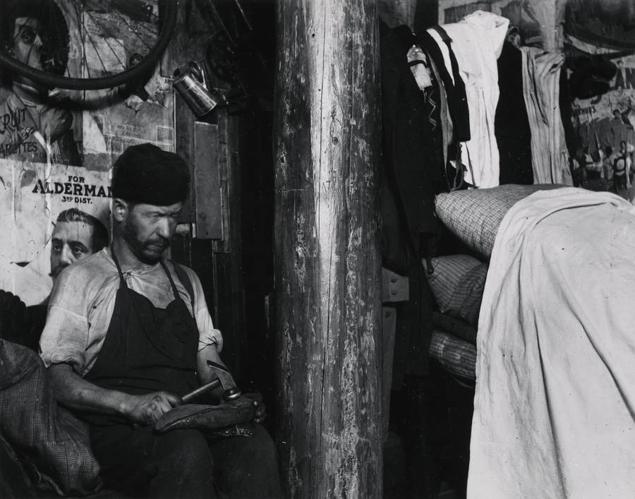 Jacob Riis : How the Other Half Lives 26 shoemaker at work