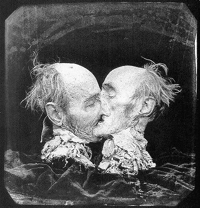 Joel Peter Witkin : Karanlığa Bakmak 6 the kiss