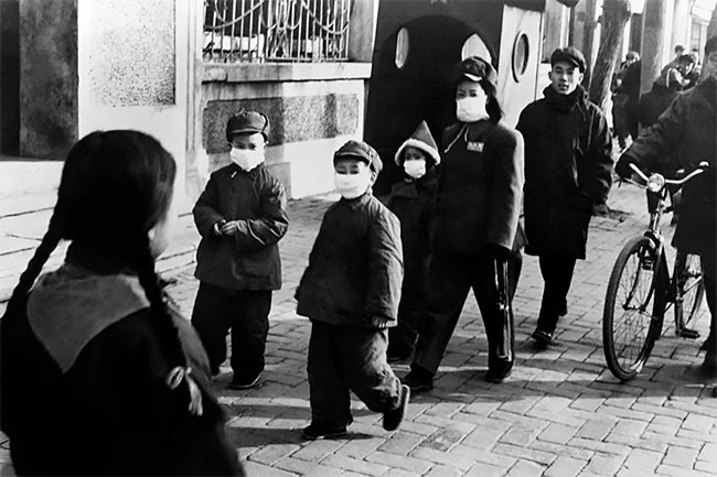 Yüz Maskesi: Fotoğraflarda Koruyucu Donanımın Evrimi