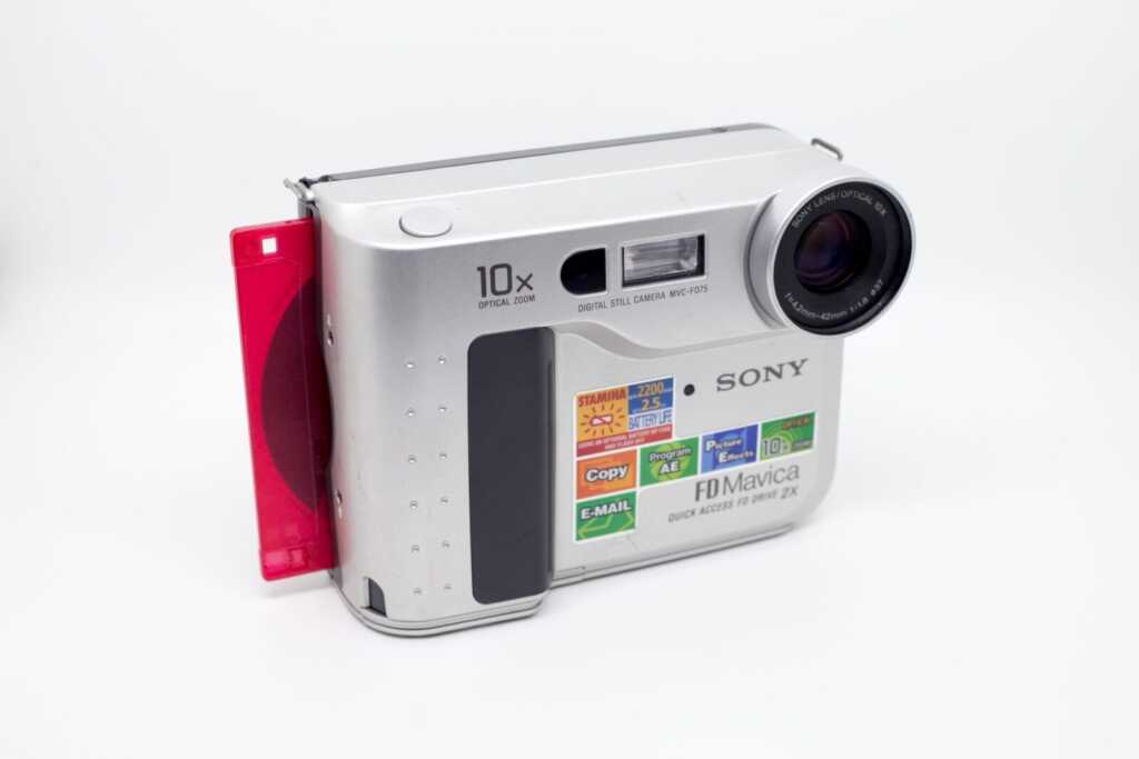 Dijital kameraların gelişimi zaman çizelgesi 4 Sony Mavica scaled 1