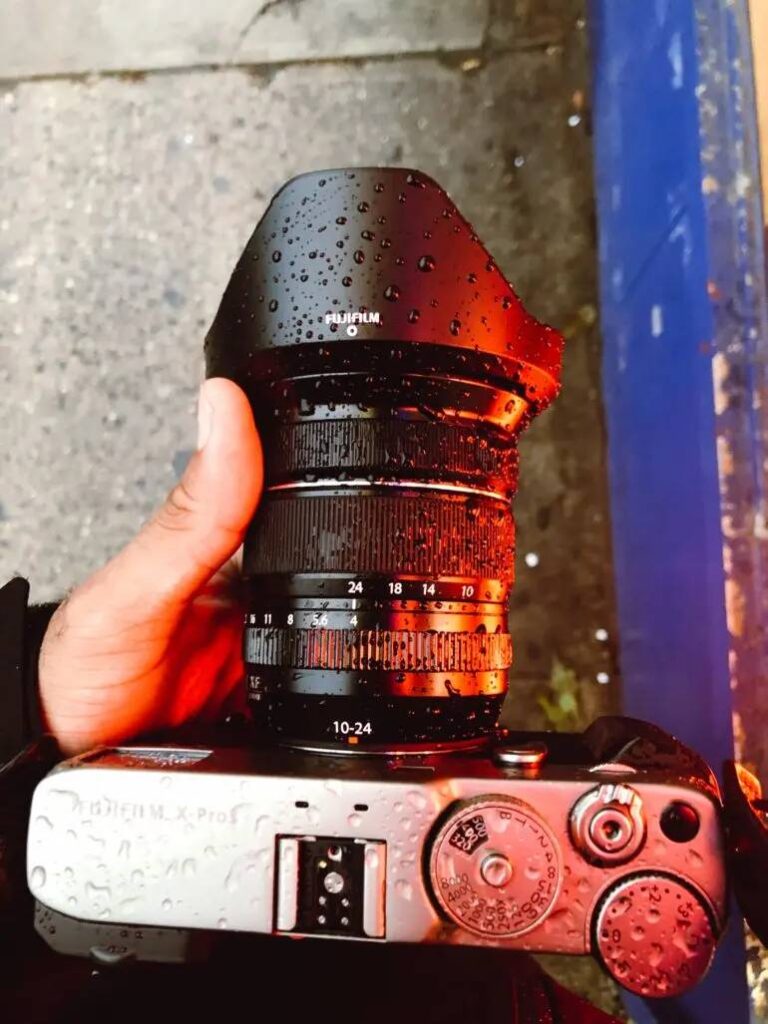 Fujifilm 10-24mm F4 R OIS WR Çarpıcı Renklere Sahip 6 Chris Gampat The Phoblographer Fujifilm 10 24mm f4 R WR OIS weather sealing3 770x1027 1