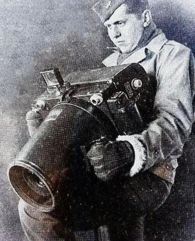 II. Dünya Savaşı Sırasında Havadan Fotoğraflar için Kullanılan Kamera 2 Bu Kamera II. Dünya Savaşı Sırasında Havadan Fotoğraflar için Kullanıldı