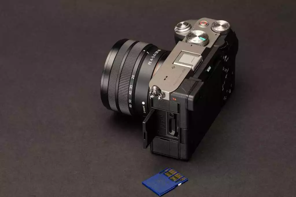 Sony a7C inceleme: Kompakt boyut, büyük sensör görüntü kalitesi 10 Sony A7c SD Card Slot