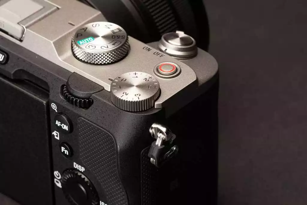 Sony a7C inceleme: Kompakt boyut, büyük sensör görüntü kalitesi 8 Sony a7C dials