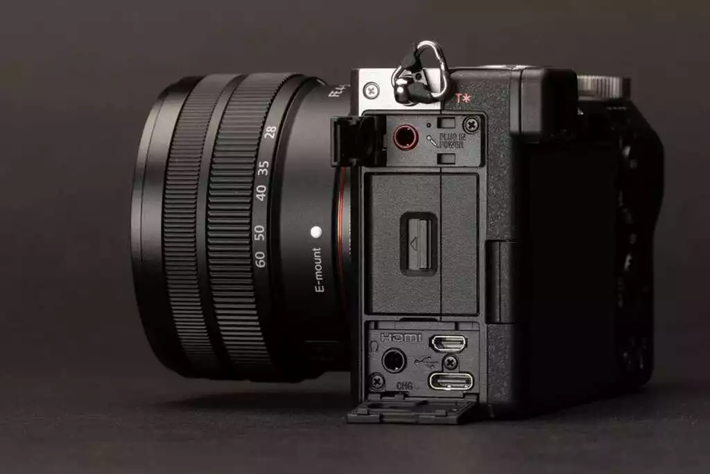 Sony a7C inceleme: Kompakt boyut, büyük sensör görüntü kalitesi 12 Sony a7C ports