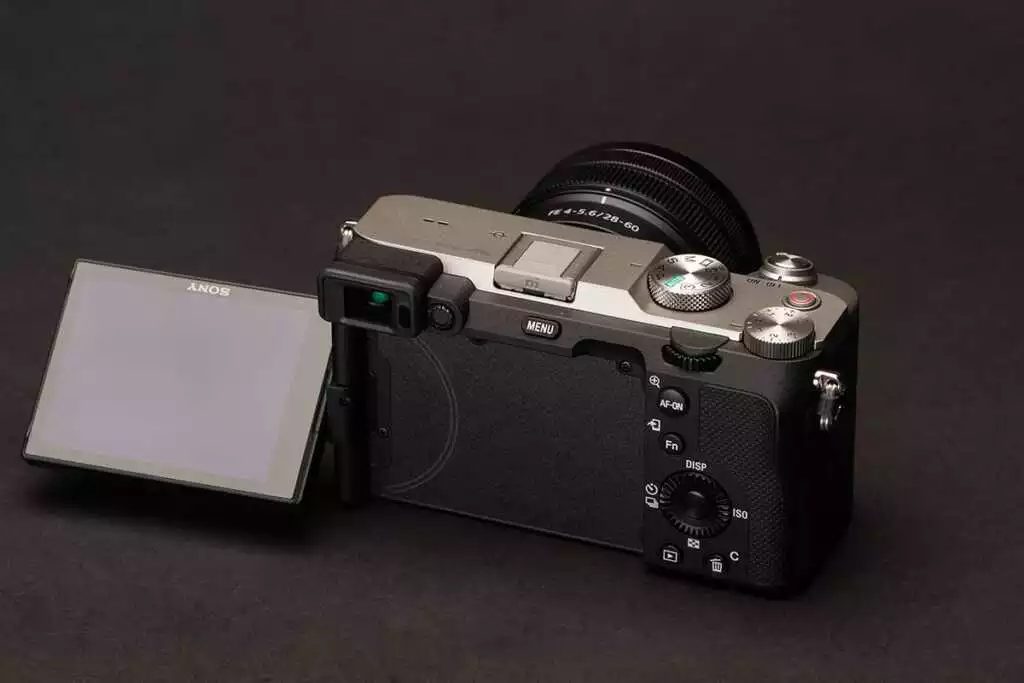 Sony a7C inceleme: Kompakt boyut, büyük sensör görüntü kalitesi 4 Sony a7C rear screen