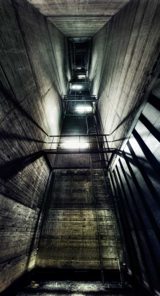 Christian Stangl : The Complex 14 schacht