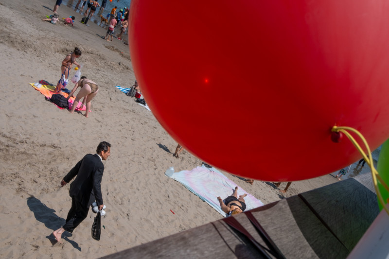 En İyi 25 Modern Sokak Fotoğrafının Keyfini Çıkarın 23 Alexandra Avlonitis Red Balloon At Coney Island 800x533 1