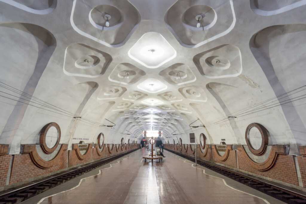 Christopher Herwig : Sovyet Metro İstasyonları 6 KryvyiRih ProspektMetalurhiv8 960x640@2x
