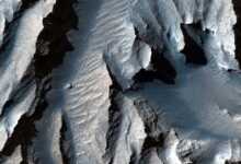 NASAs HiRISE Camera Captures Close Up of Marss Enormous Canyon 2