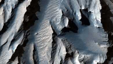 NASA'nın HiRISE Kamerası, Mars'ın Devasa Kanyonunun Yakın Çekimini Yakaladı 3 NASAs HiRISE Camera Captures Close Up of Marss Enormous Canyon 2