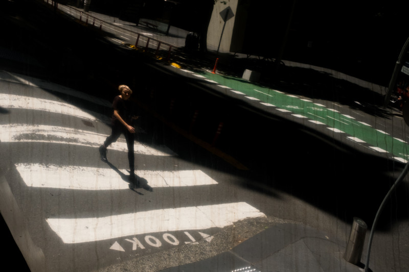 En İyi 25 Modern Sokak Fotoğrafının Keyfini Çıkarın 11 Phil Duval Reflective Crossing 800x533 1