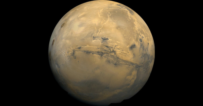 HiRISE Kamerası, Mars'ın Devasa Kanyonunun Yakın Çekimini Yakaladı