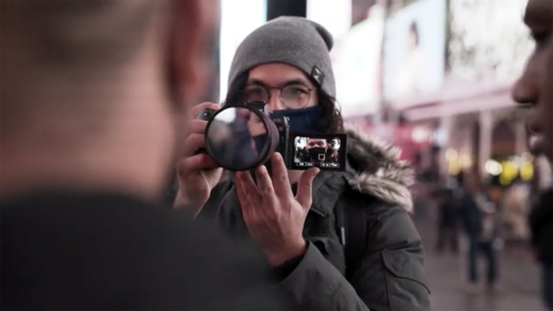 Bu Ayna Lens Filtresi, Modellerin Kendi Pozlarını Görmesini Sağlıyor