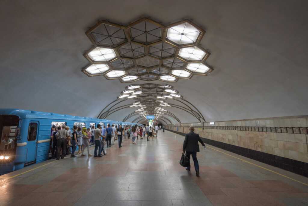 Christopher Herwig : Sovyet Metro İstasyonları 17 soviet metro stations christopher herwig photography book dezeen 1704 col 13