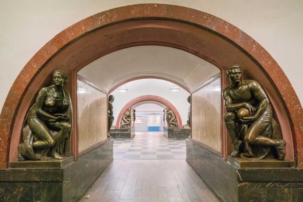 Christopher Herwig : Sovyet Metro İstasyonları 20 soviet metro stations christopher herwig photography book dezeen 1704 col 16