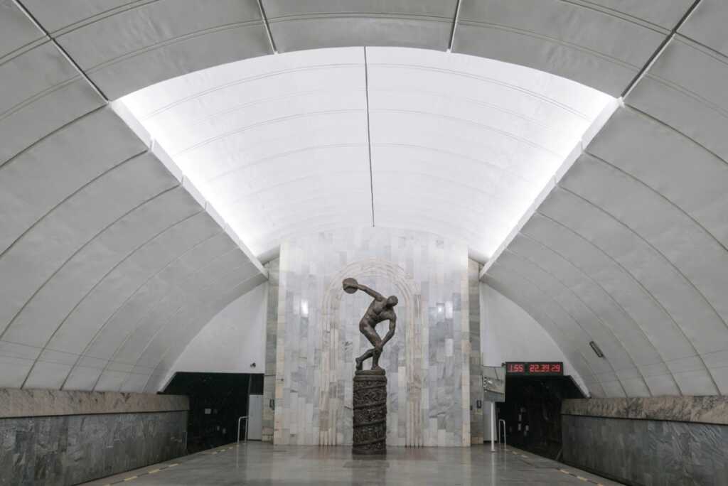 Christopher Herwig : Sovyet Metro İstasyonları 10 soviet metro stations christopher herwig photography book dezeen 1704 col 2