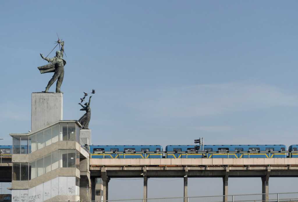 Christopher Herwig : Sovyet Metro İstasyonları 11 soviet metro stations christopher herwig photography book dezeen 1704 col 3