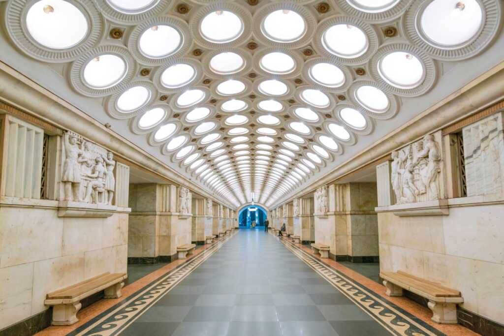 Christopher Herwig : Sovyet Metro İstasyonları 12 soviet metro stations christopher herwig photography book dezeen 1704 col 4
